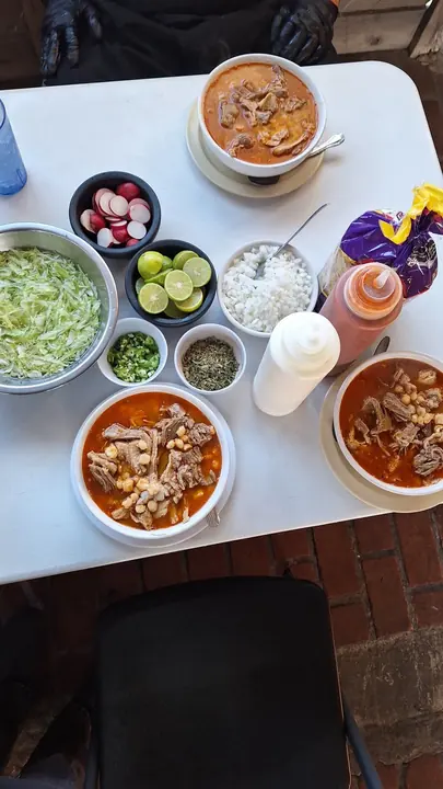 Mesa con salsas, limones y rábanos