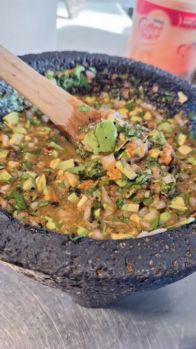 Salsa con aguacate en el molcajete