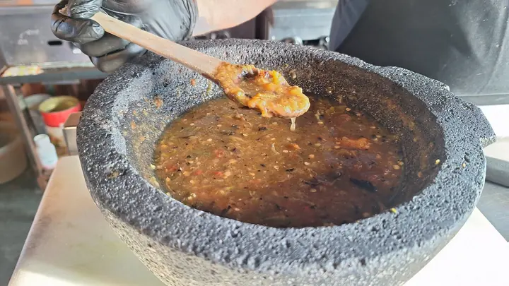 Salsa roja lista en el molcajete