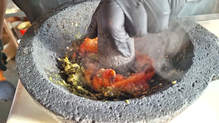 Moliendo la salsa en el molcajete