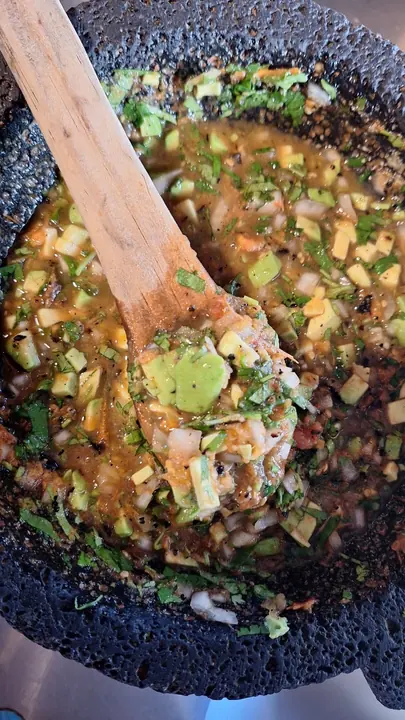 Salsa verde con aguacate en el molcajete